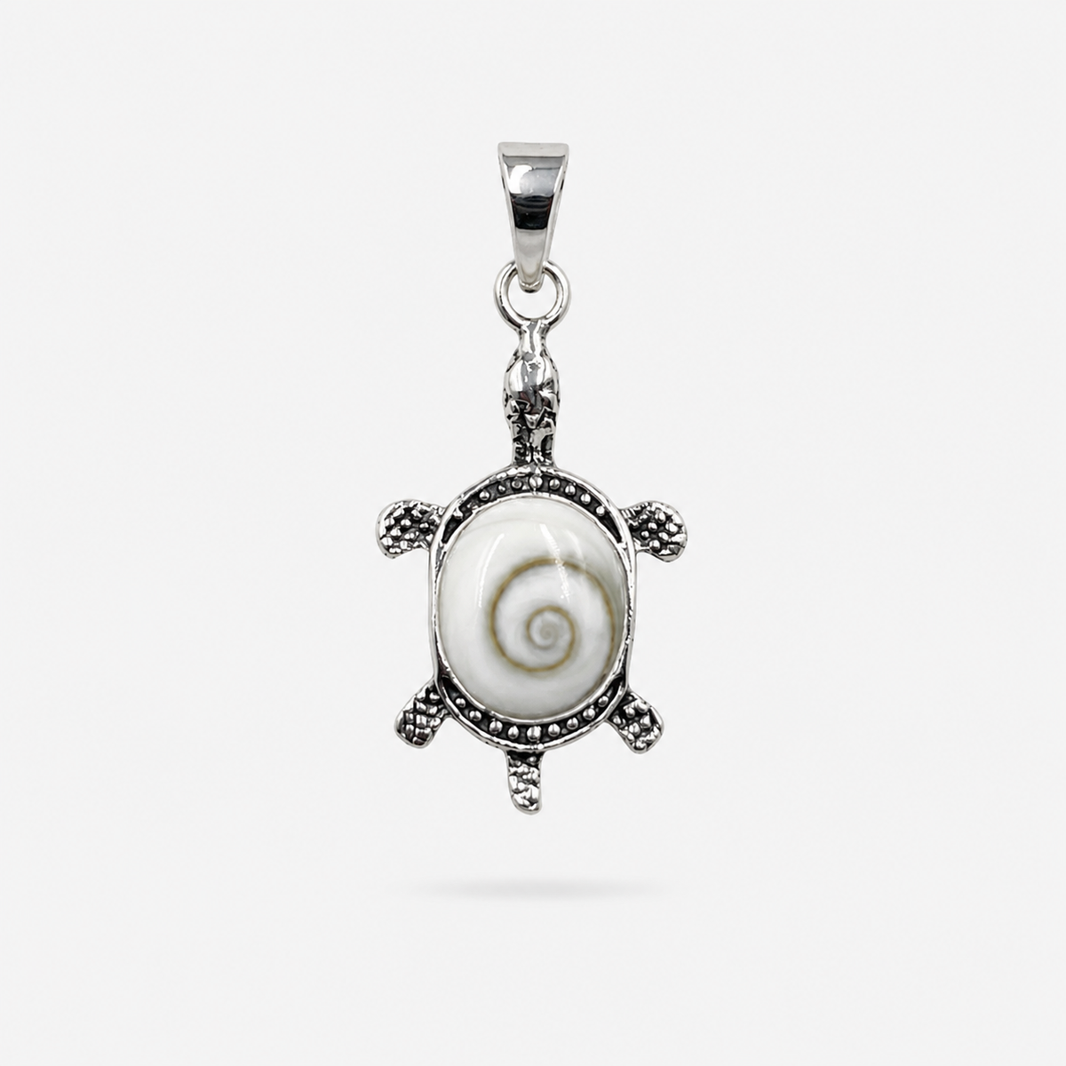 Pendentif tortue en argent 925 et Œil de Sainte-Lucie naturel sur fond gris clair